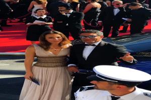 تصرف آسر ياسين وزوجته مع عروسين يخطف قلوب الجمهور ويتصدر التريند(فيديو)