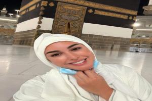 من الحرم المكي وبإطلالة بسيطة وفرحة كبيرة تشع من وجهها.. ياسمين صبري توثق رحلتها الروحانية في الحج(صور)