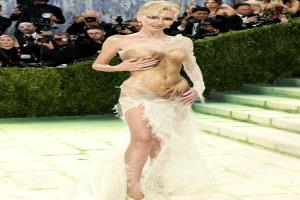 محمد آشي يخطف الأضواء في Met Gala 2026 بتصاميمه اللافتة