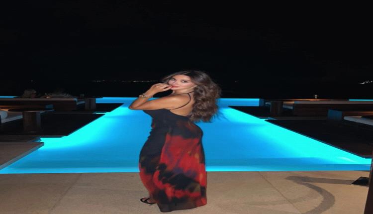 هدى الإتربي تتألق بفستان انسيابي طويل في ميكونوس