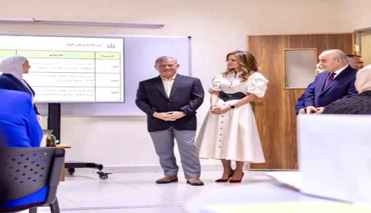 الملكة رانيا بإطلالة أنيقة ومحتشمة في العقبة جمعت الأبيض والأسود مع لمسة حمراء لافتة