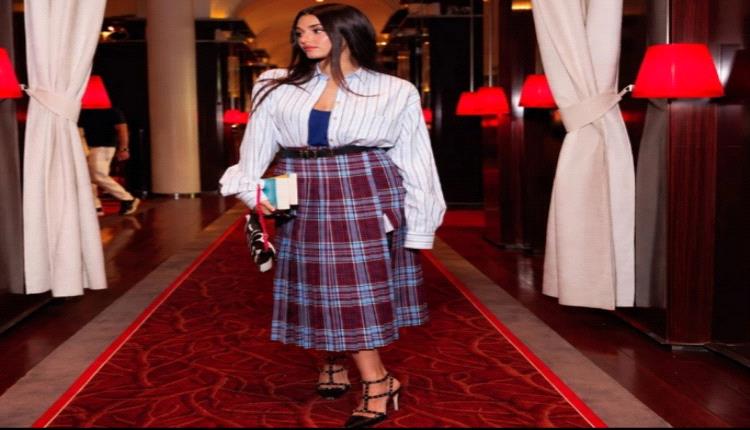 هاندا أرتشيل بإطلالة مميزة ومزيج من الألوان والنقشات في عرض Valentino