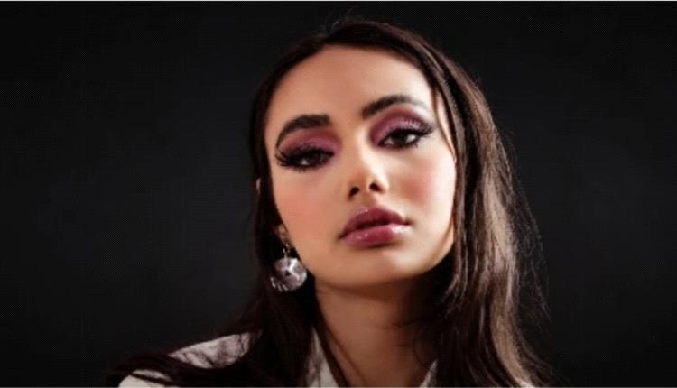 صورة ممثلة جزائرية على مجلة فرنسية تثير جدلًا واسعًا