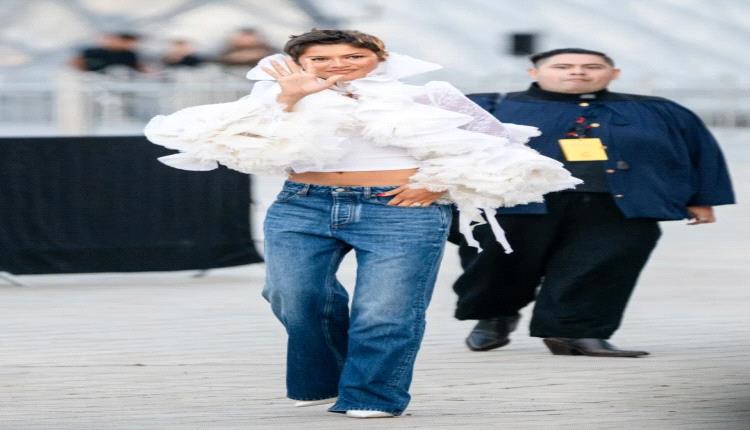 زيندايا تلفت الأنظار بإطلالة من الدانتيل والجينز في أسبوع الموضة بباريس