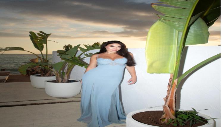 سيرين عبد النور تضج أنوثة بفستان أزرق مزين بالدانتيل مستوحى من صيحة اللانجري