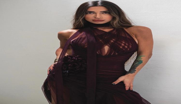 تيا ديب تخطف الأنظار بفستان برغندي من تصميمها بمفهوم الأنوثة الشرسة