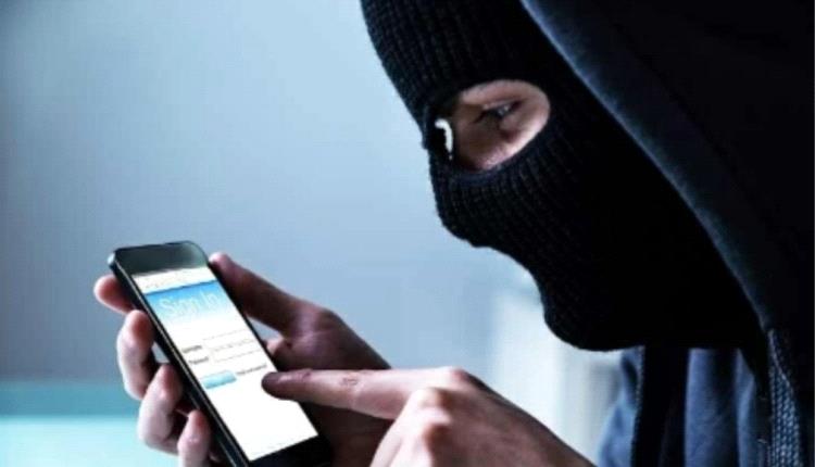لص يسرق هاتف ويراسل مالكه طالبًا كلمة المرور