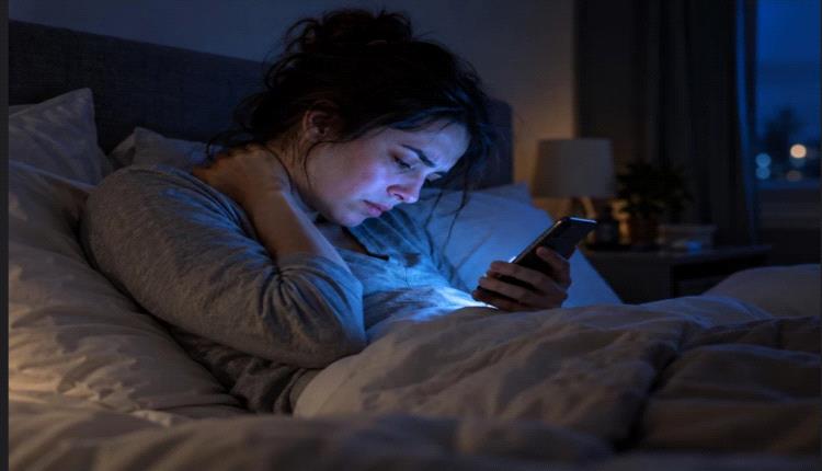 كيف تؤدي عادة استخدام الهاتف في السرير إلى تهدد الرقبة وزيادة خطر الأرق؟