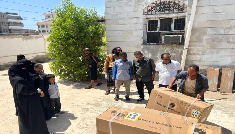 مدير عام خورمكسر يرفد المجمع الصحي بالعريش بمكيفات تعمل بالطاقة الشمسية