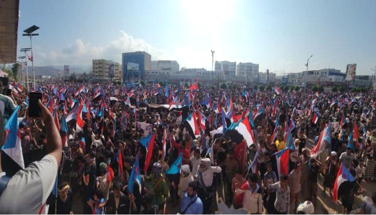 يحدث الان : أمواج بشرية تجتاح ساحة العروض بالعاصمة عدن احتفاءً بذكرى ثورة 14 أكتوبر