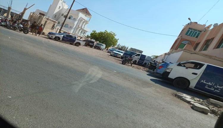 عاجل : قوات أمنية تحاصر مقر الانتقالي بالمكلا وبداخله مئات النساء.. والهيئة التنفيذية تطلق تحذيراً نارياً