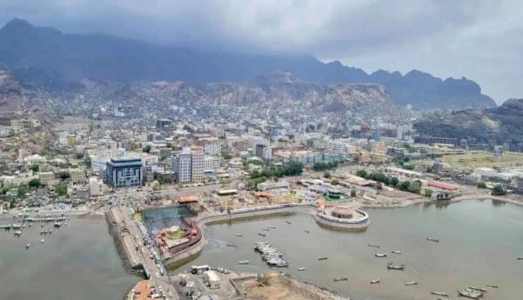 دون سابق إنذار.. حادثة غير متوقعة تثير الفزع في أحد الشوارع الحيوية بالعاصمة عدن "صورة"