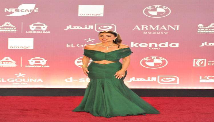 نجلاء بدر تثير الجدل بإطلالتها في مهرجان الجونة.. بالأخضر الزمردي وفتحة البطن