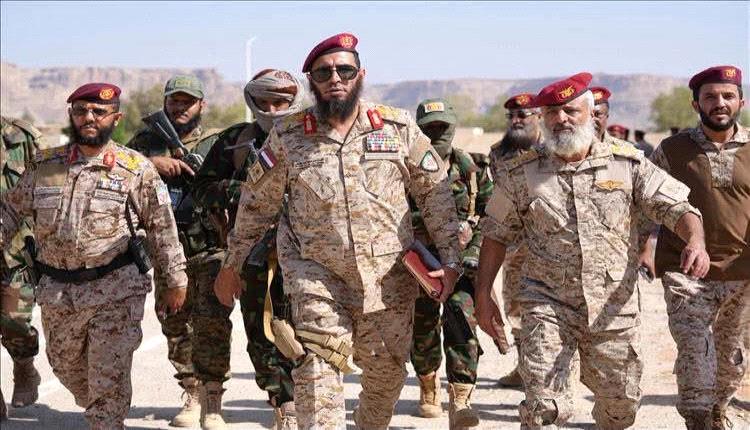 اليافعي: الحوثيون يديرون المعركة بخبراء إيرانيين.. والجيش الوطني منشغل باجتماعات عدن وفنادق الرياض