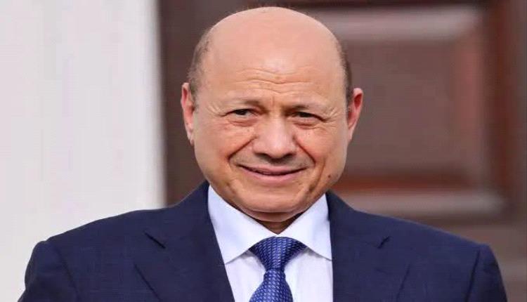 مسؤول في الشرعية اليمنية يفجرها: سلطنة عمان رفضت استقبال العليمي كبروتوكول رئيس لليمن