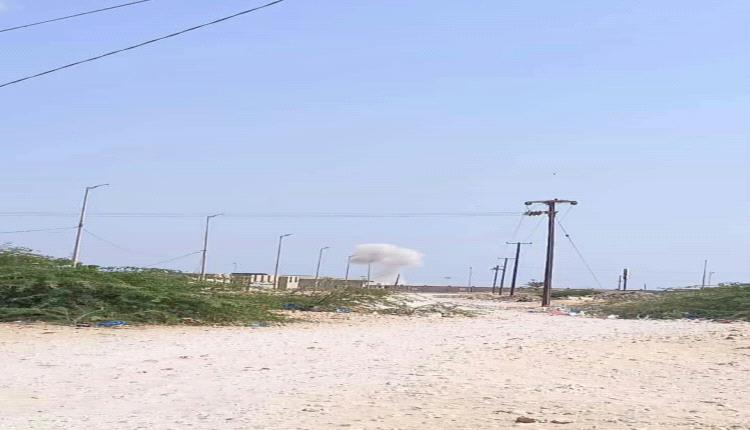 الحوثيون يتبنون استهداف مطار الريان ويزعمون وجود معدات عسكرية سعودية