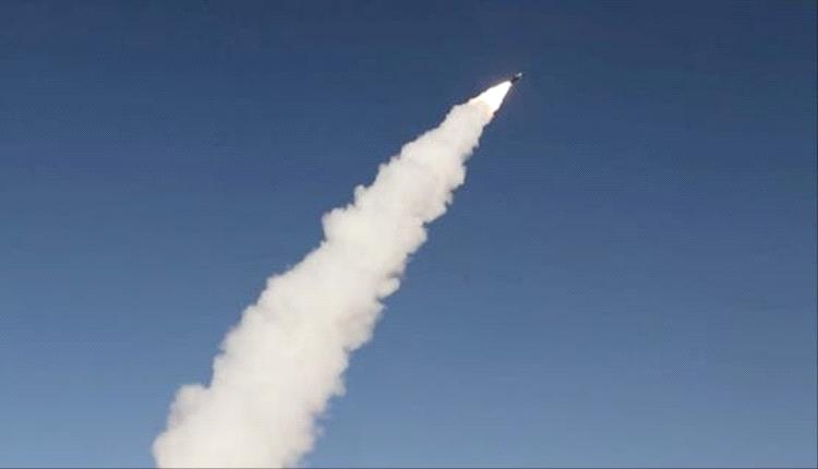 المليـ,ـشيا الحـ,ـوثية تشن هجوماً بأربعة صـ,ـواريخ باليسـ,ـتية على مناطق في لحج