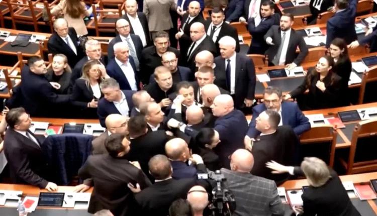 برلمان ألبانيا يتحول إلى ساحة اشتباك على خلفية مظاهرات الطلاب