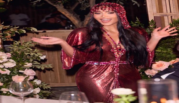 كيم كارداشيان تخطف الأنظار بالروب المعدني في عيد ميلادها