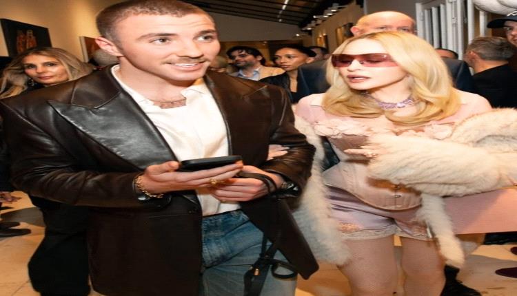 إبن النجمة العالمية مادونا يلفت الأنظار بوسامته ومسيرته الفنية بعيداً عن شهرة والدته