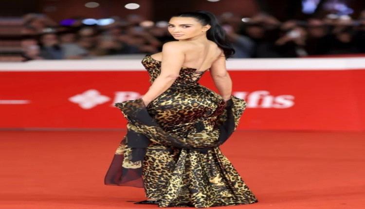 كيم كارداشيان بفستان أرشيفي من Yves Saint Laurent بنقشة النمر في مهرجان روما
