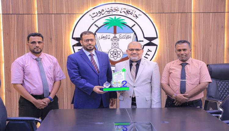 مؤسسة صلة للتنمية تهدي جامعة حضرموت درعًا تقديريًا بمناسبة حصولها على المركز الثاني وطنيًا في تصنيف QS للجامعات العربية 2027م
