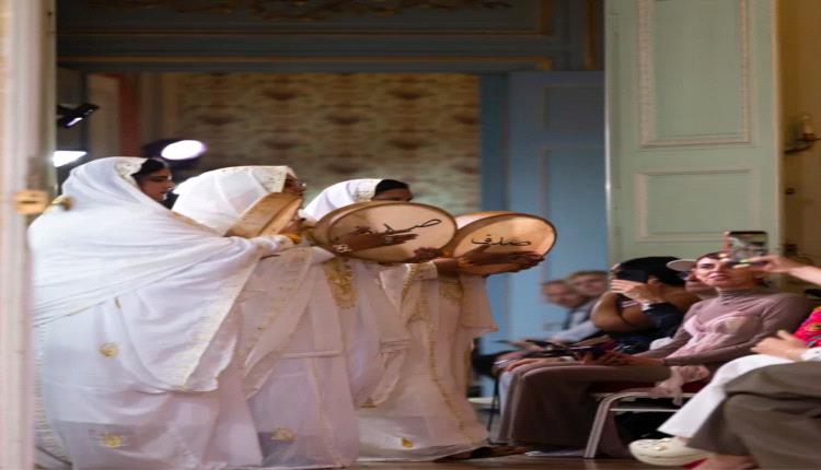 مصممة أزياء سعودية تستقبل جمهورها بالبخور والطبول في أسبوع الموضة بباريس