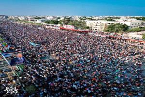 في مشهد مهيب .. صور جوية توثق طوفاناً بشرياً في ساحة العروض بالعاصمة عدن لإحياء مليونية التعبئة الشعبية والاستنفار
