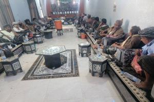 مدير عام أحور يعقد اجتماعًا طارئًا مع القيادات الأمنية والعسكرية والمشايخ لمناقشة تداعيات جـ,ـريمة القـ,ـتل في الخط الساحلي