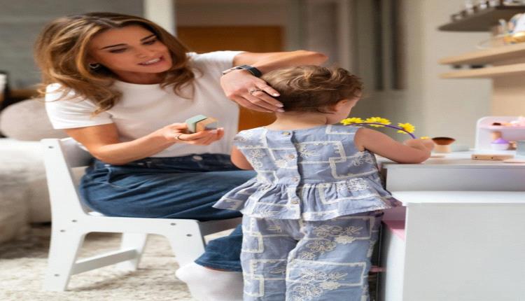ماذا تحمل الملكة رانيا العبدالله أثناء تصفيف شعر حفيدتها يتصدر حديث الجمهور؟