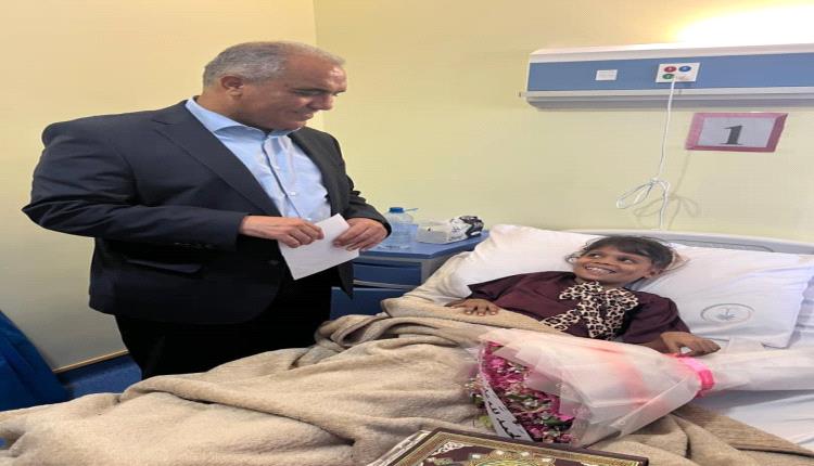 وزير التربية العبادي يطمئن على صحة بطلة تحدي القراءة العربي بمحافظة أبين .