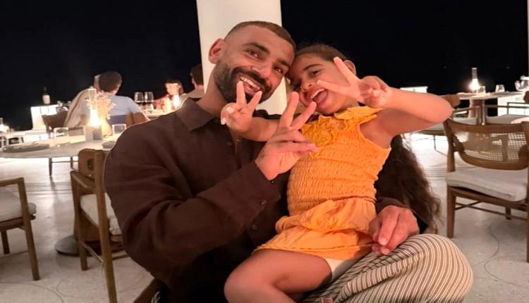 محمد صلاح يتصدر الترند في أول ظهور عائلي له مع ابنتيه بعد وصول مولوده الثالث