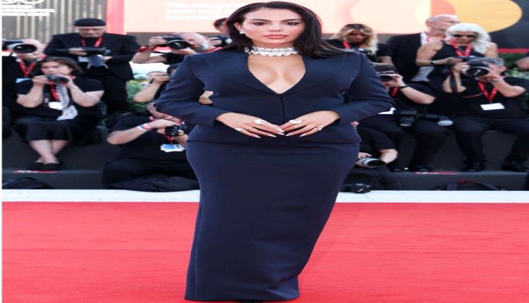 جورجينا رودريغز تفاجئ الجميع في مهرجان البندقية ببدلة زرقاء من GUCCI بدلاً من الفستان