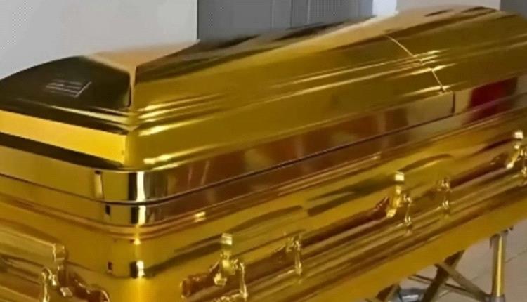 دفن مشهور في تابوت ذهبي بعد وفاته بحقنة تجميل في منطقة حساسة