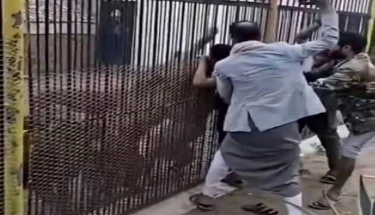 أسد مرعب يلتهم يد طفل داخل حديقة في صنعاء