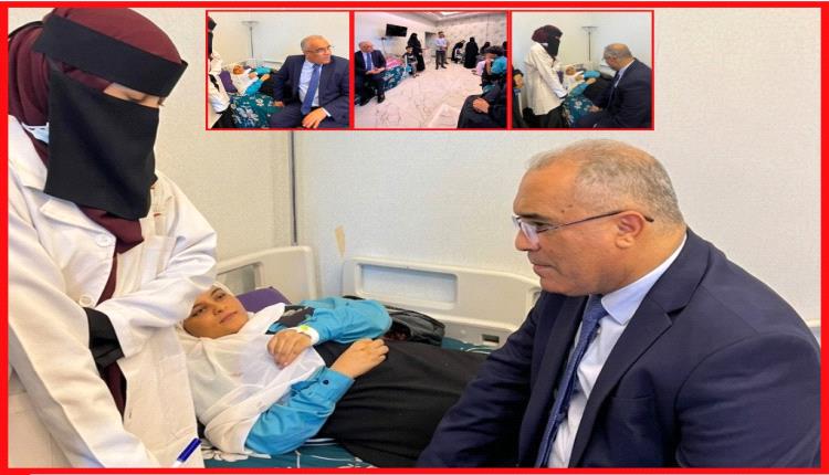 بلمسة أبوية حانية.. وزير التربية (العبادي) يزور الطلاب الأيتام بمدرسة (مسلم هنز) للمستشفى عقب حادث سير أليم بعدن