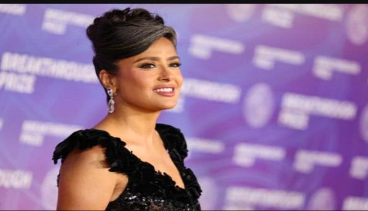 سلمى حايك تثير ضجة واسعة بعد احتفالها بعيد ميلادها الـ60 بالسباحة «بدون ملابس»