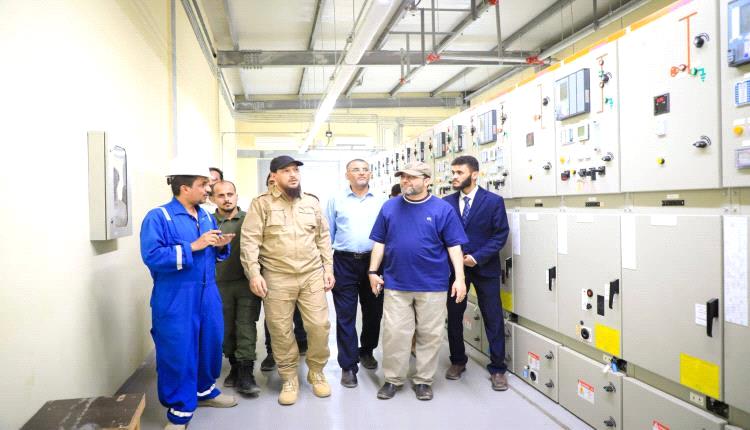 محافظ العاصمة عدن ووزير الكهرباء يتفقدان محطات الكهرباء  بمديريتي البريقة والمنصورة