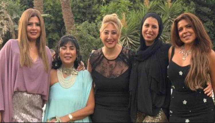 ناهد السباعي تحتفل مع خالاتها بزفاف أول حفيد لمنى فريد شوقي