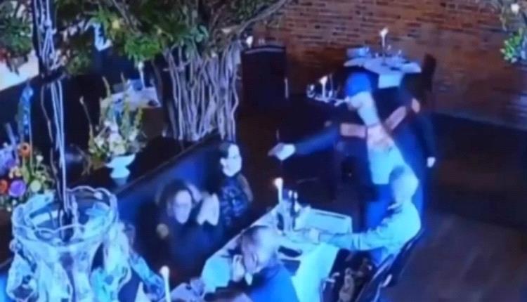 محاكمة محامٍ سابق حاول قتل طليقته أمام ولديها في مطعم