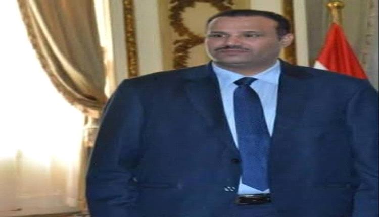 فضيحة مدوية تهز الشرعية.. ضمانة وزير تُطلق قيادي حوثي متهم بقتل ضباط في المهرة ومطالبة بإقالة فورية