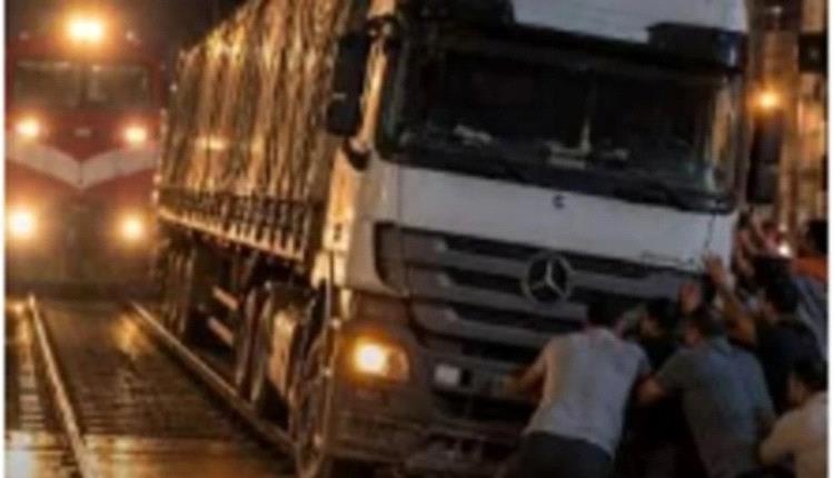 نجاة شاحنة وقطار من التصادم في مصر ووفاة السائق خوفاً