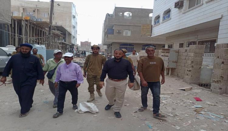 مدير عام المنصورة يتفقد أعمال السفلتة في شارع الثلاثين والتسوية في بلوك 12