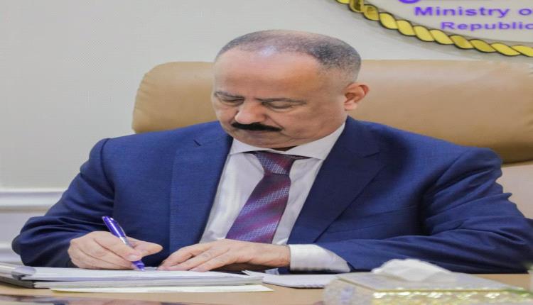 وزير النقل يوجه بتمديد تشغيل الباصات المجانية لطلاب جامعة عدن حتى نهاية العام الدراسي الجامعي