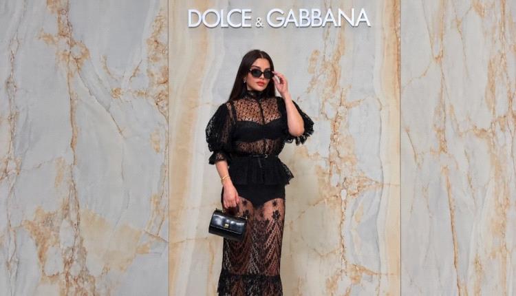 هيفاء وهبي تضج أنوثة بفستان من الدانتيل الأسود الشفاف بعرض Dolce&Gabbana في ميلانو
