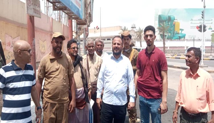 مدير عام المنصورة يفتتح محطة لسيارات الأجرة ويتفقد مشاريع خدمية في شارع القطيبي