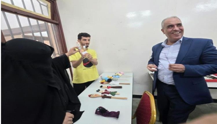 وزير التربية والتعليم يطلع على إبداعات طلاب تربية جامعة عدن في مسرح الدمى