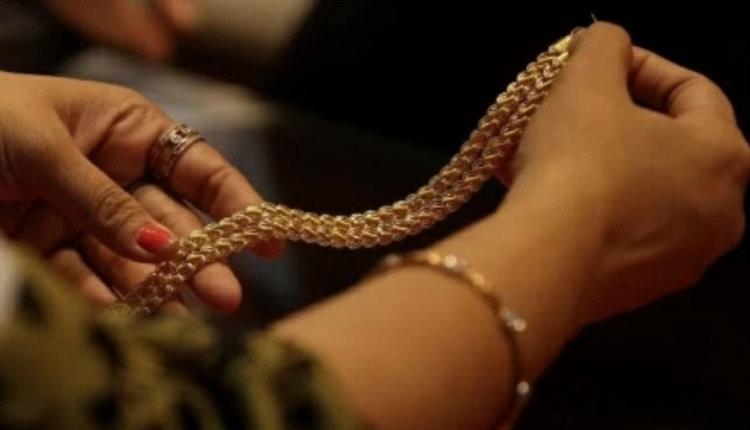 عرائس لبنان يستعِرن الذهب لارتدائه في ليلة الزفاف