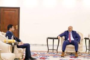 مسؤول في الحكومة  يقدّم استقالته للرئيس الزُبيدي ويوضح الأسباب