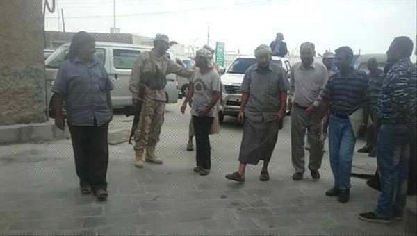 مدير عام التواهي ومدير مشروع الاشغال يفتتحان شارعي عاجورا والمجدوب